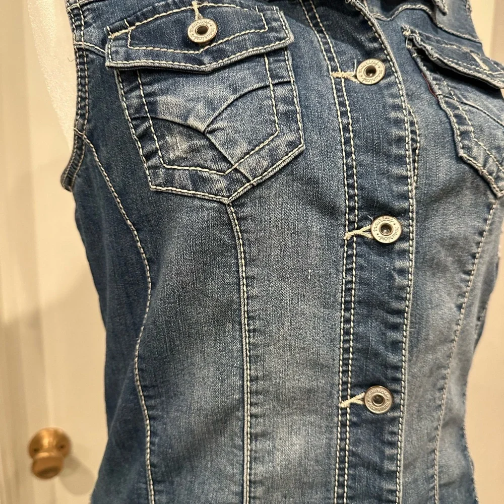 Maurices Distressed Denim Vest Button Front Raw Hem Blue Jean Vest Size L - Picture 4 of 12